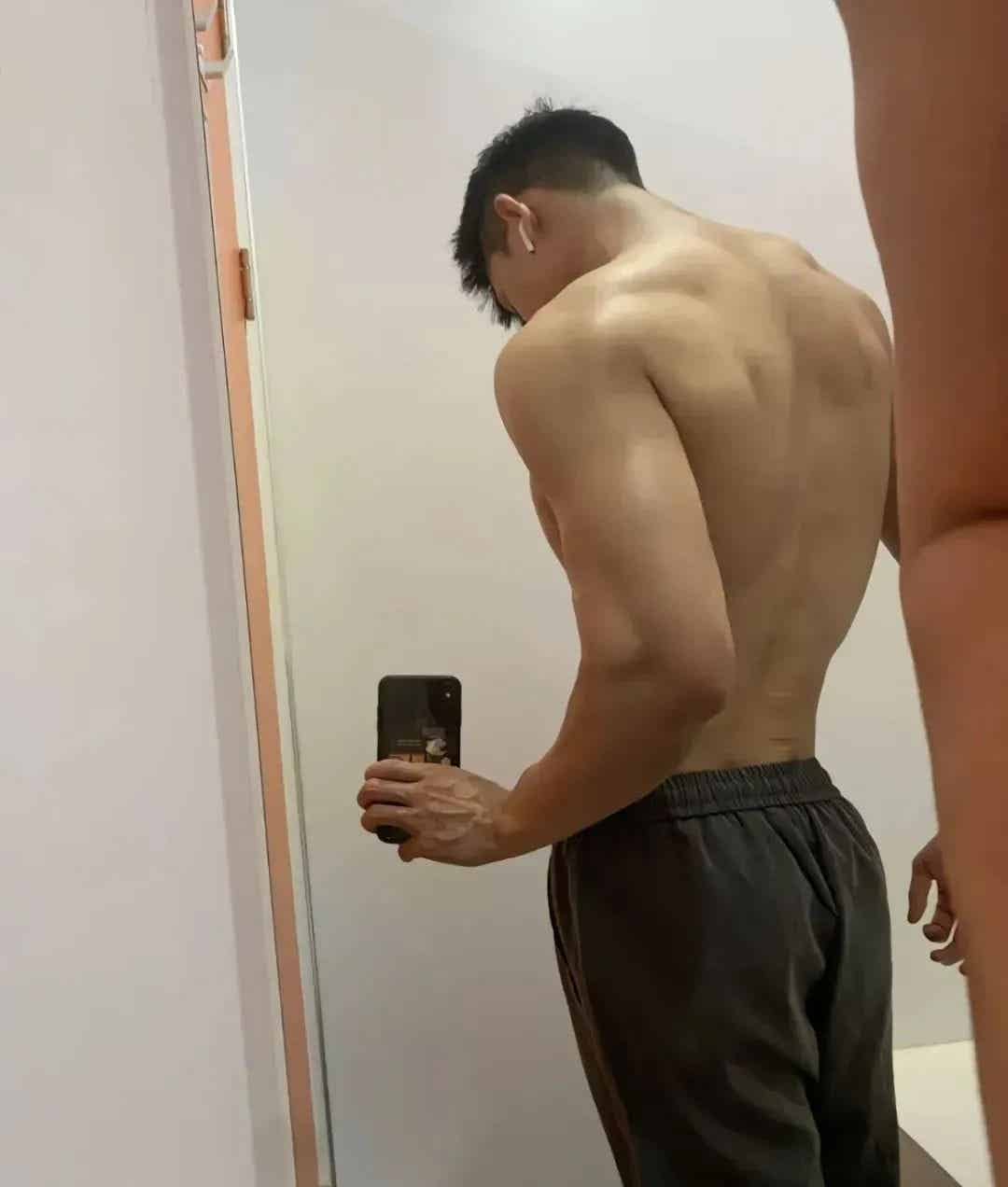 图片[7]-武汉大学这位男大的胸肌也太大大大了！-小蓝短视频