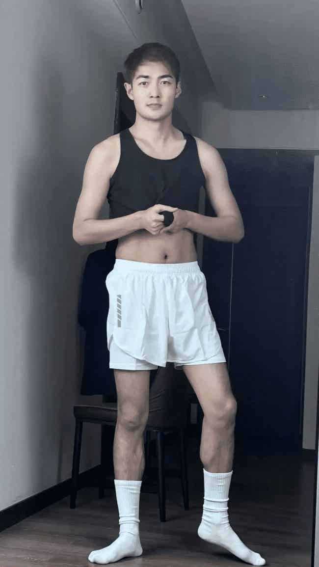 白袜福利!帅小哥的性感腿毛真皮毛裤!-小蓝短视频