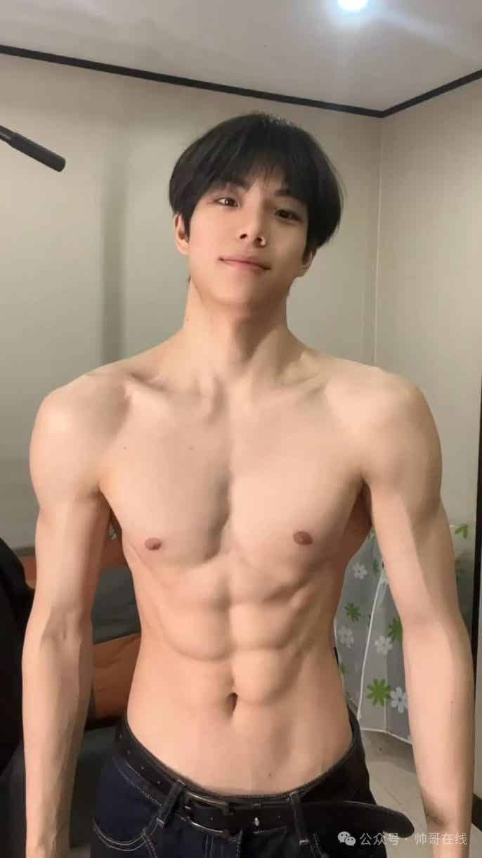 图片[1]-06年薄肌体育生弟弟，年轻的身子太诱人了！-小蓝短视频