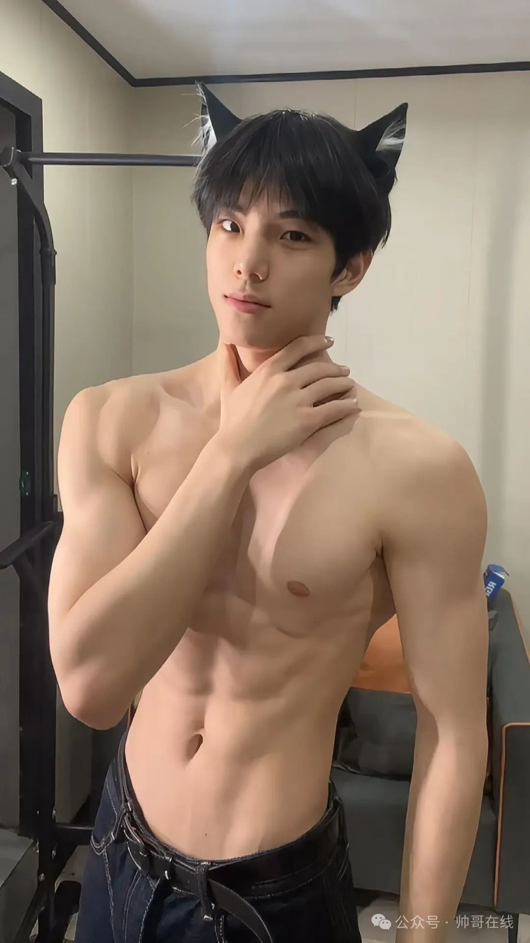 图片[2]-06年薄肌体育生弟弟，年轻的身子太诱人了！-小蓝短视频