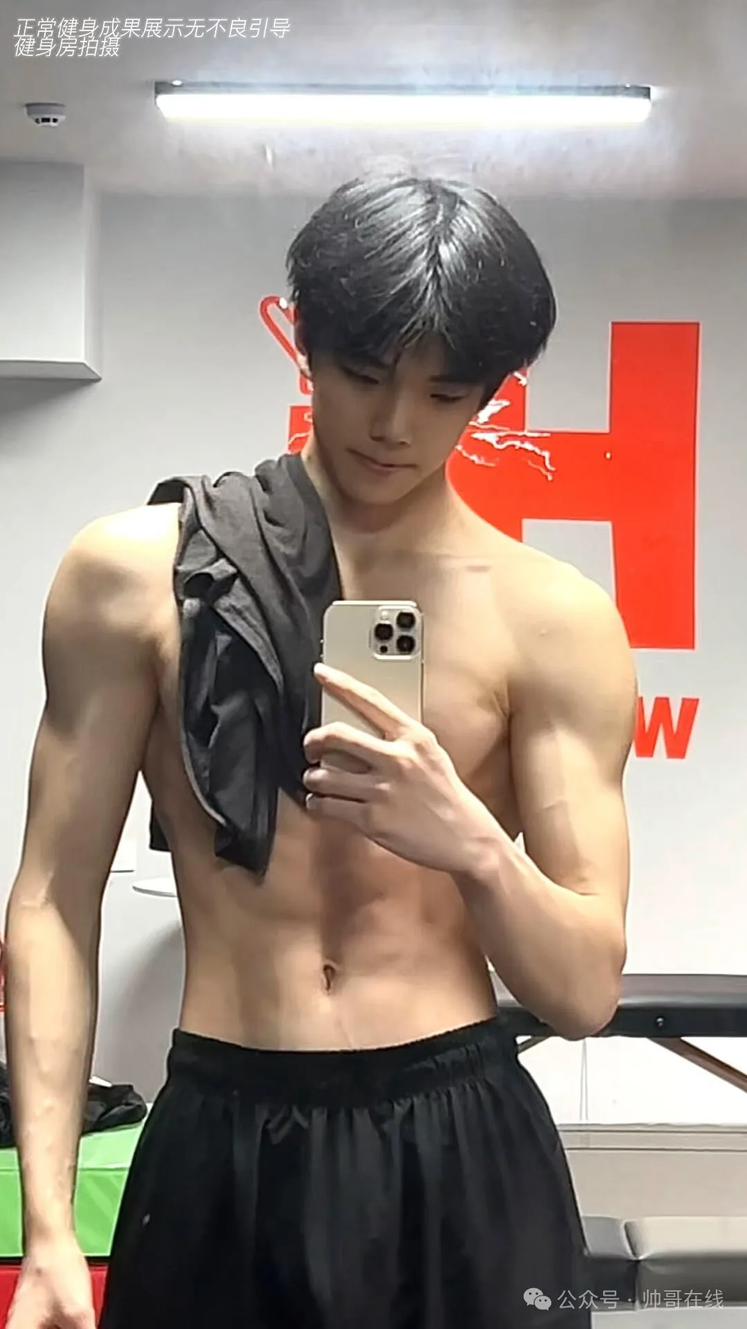 图片[3]-06年薄肌体育生弟弟，年轻的身子太诱人了！-小蓝短视频