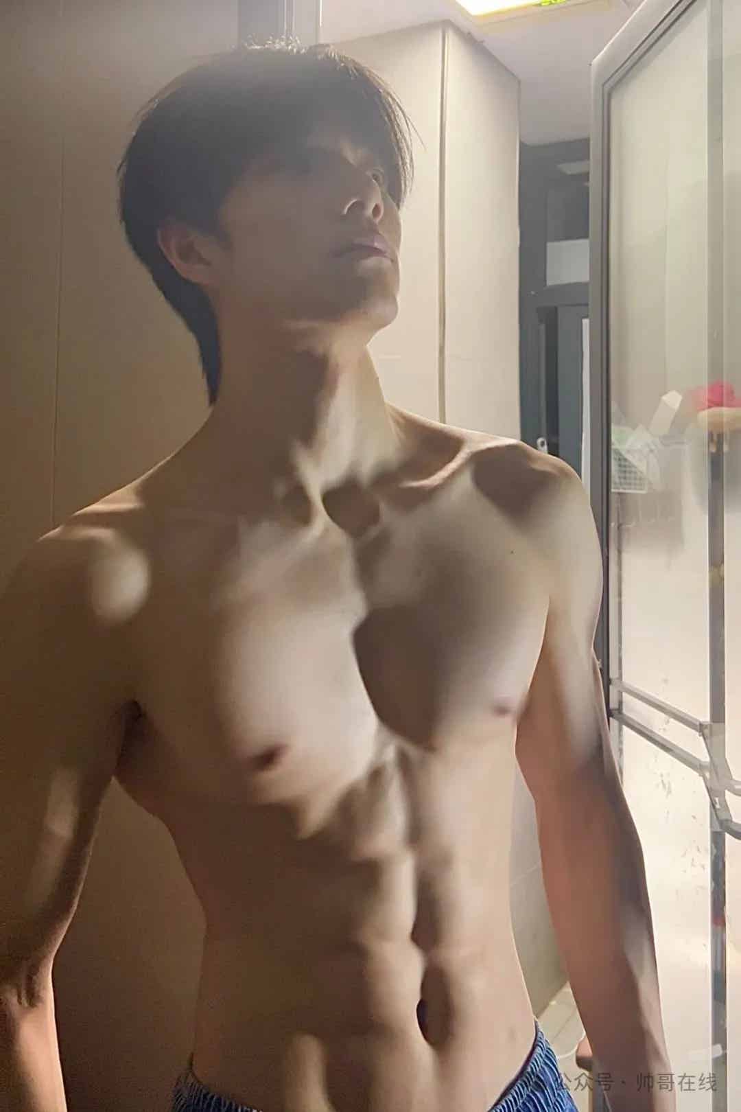 图片[4]-06年薄肌体育生弟弟，年轻的身子太诱人了！-小蓝短视频