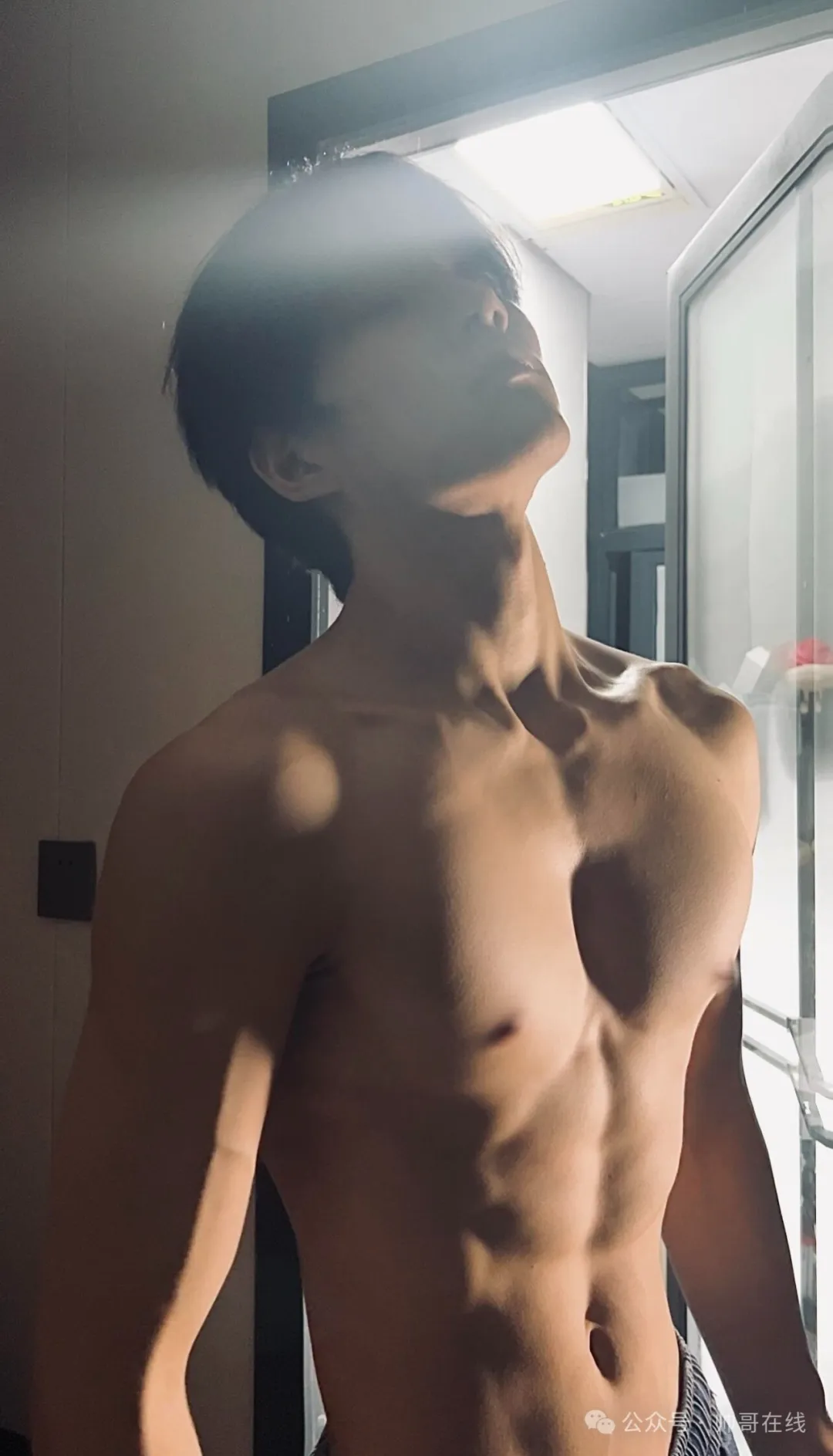 图片[5]-06年薄肌体育生弟弟，年轻的身子太诱人了！-小蓝短视频