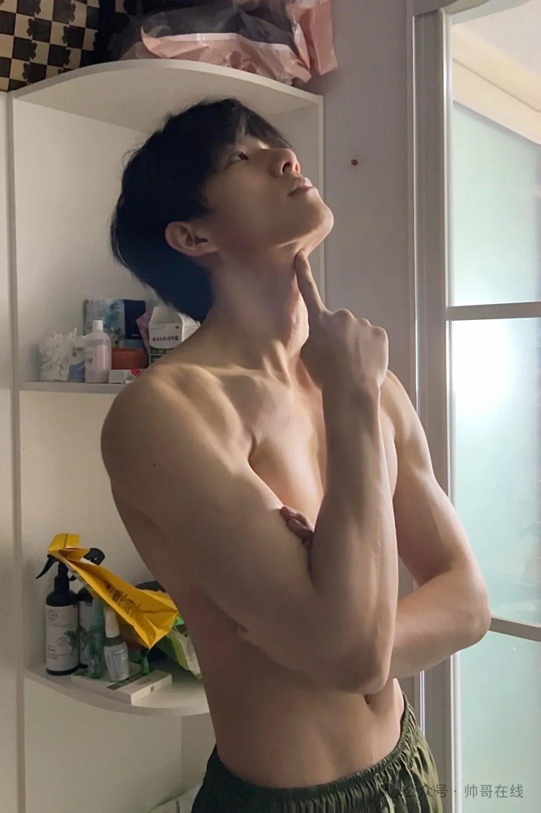 图片[6]-06年薄肌体育生弟弟，年轻的身子太诱人了！-小蓝短视频