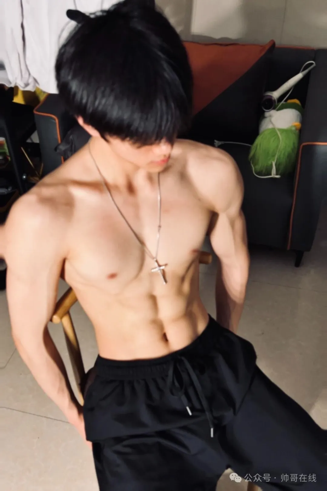 图片[9]-06年薄肌体育生弟弟，年轻的身子太诱人了！-小蓝短视频