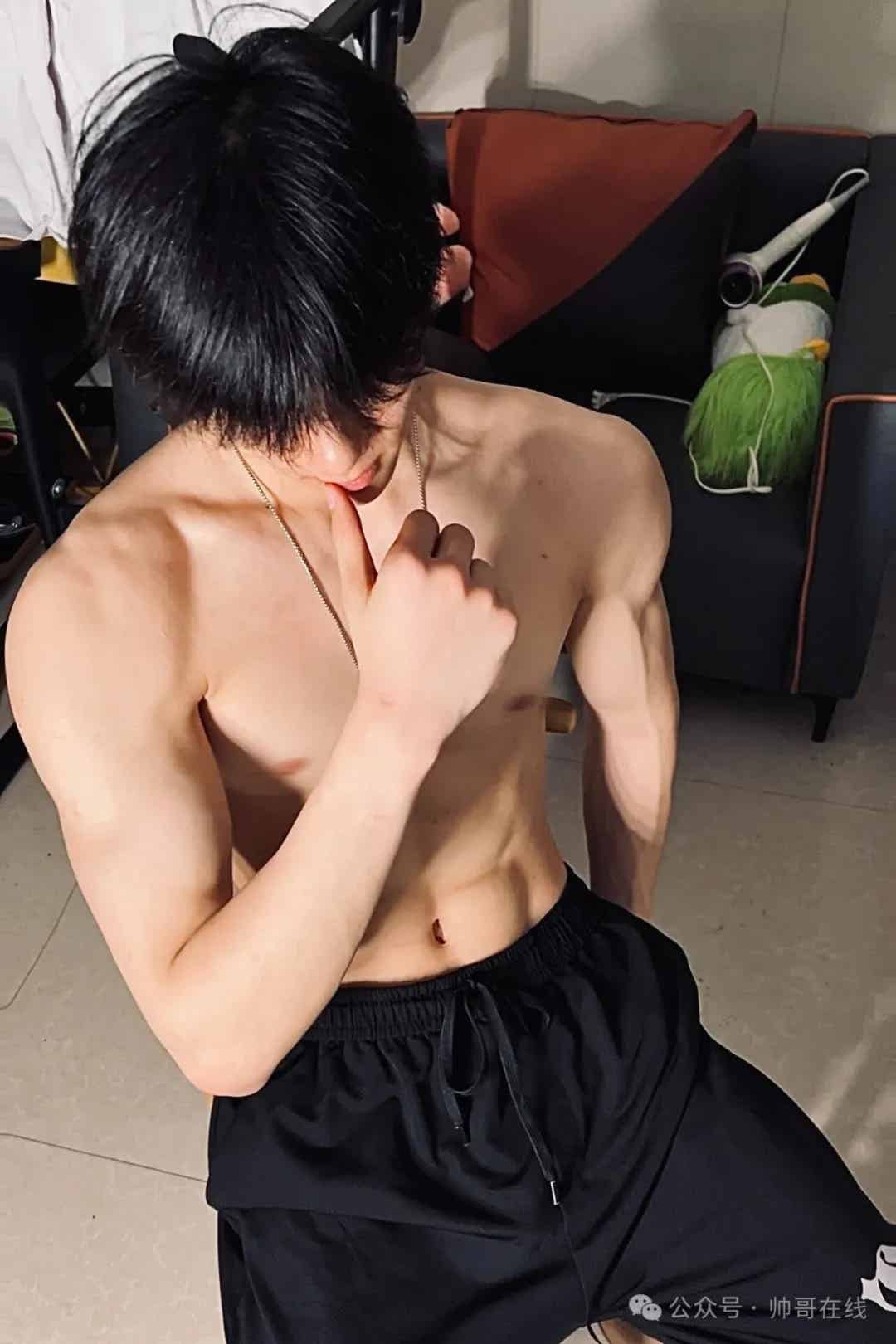 06年薄肌体育生弟弟，年轻的身子太诱人了！-小蓝短视频