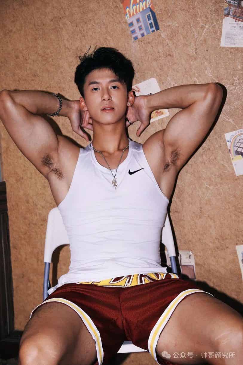 图片[2]-帅到扛不住？荷尔蒙爆棚的真体育生 | 网红帅哥-小蓝短视频