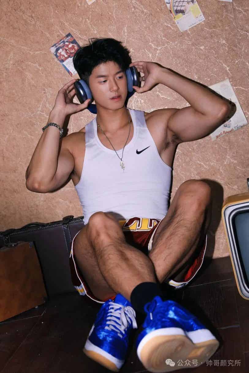 图片[4]-帅到扛不住？荷尔蒙爆棚的真体育生 | 网红帅哥-小蓝短视频
