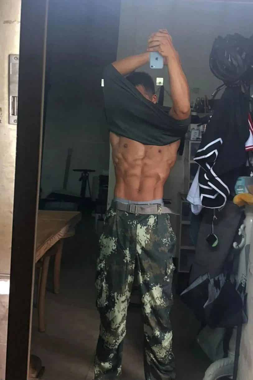 图片[1]-广东黑皮寸头肌肉退伍小哥，这腹肌太硬了-小蓝短视频