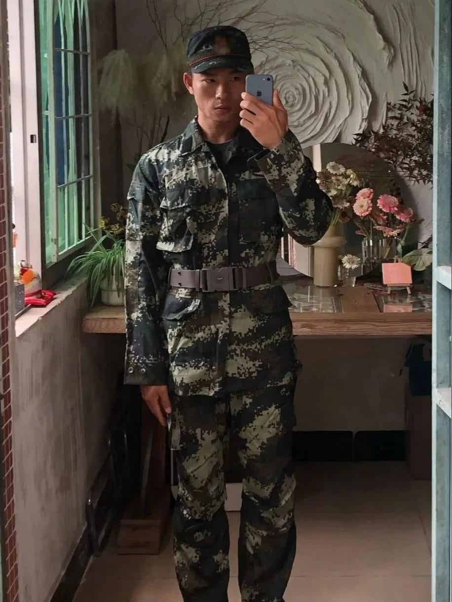 图片[2]-广东黑皮寸头肌肉退伍小哥，这腹肌太硬了-小蓝短视频