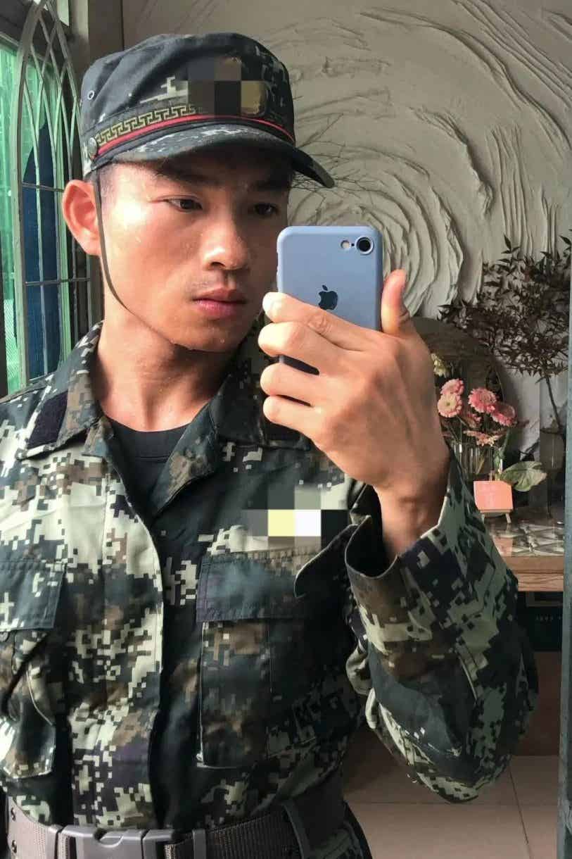 图片[3]-广东黑皮寸头肌肉退伍小哥，这腹肌太硬了-小蓝短视频