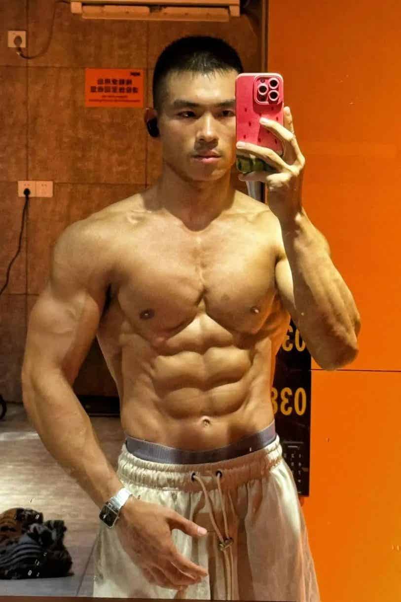 图片[4]-广东黑皮寸头肌肉退伍小哥，这腹肌太硬了-小蓝短视频