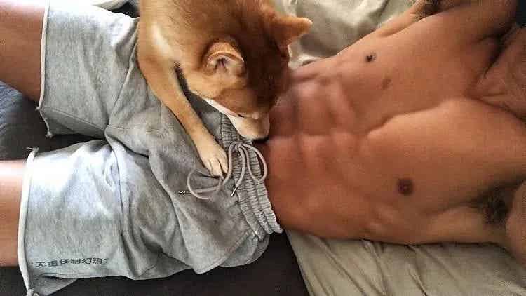 图片[7]-广东黑皮寸头肌肉退伍小哥，这腹肌太硬了-小蓝短视频