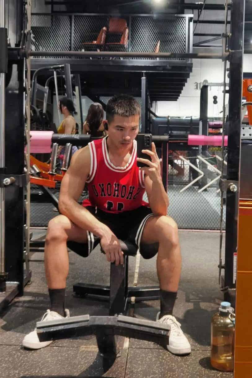 图片[9]-广东黑皮寸头肌肉退伍小哥，这腹肌太硬了-小蓝短视频