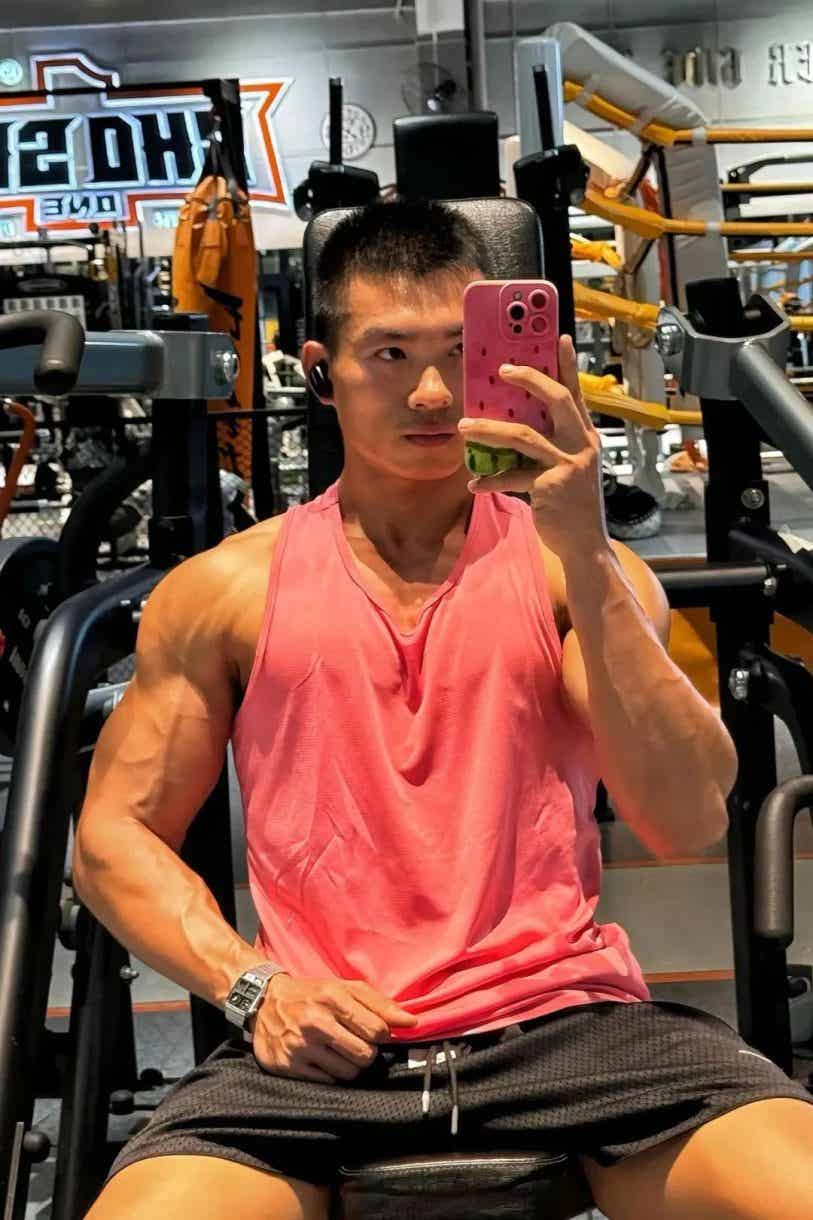 图片[10]-广东黑皮寸头肌肉退伍小哥，这腹肌太硬了-小蓝短视频