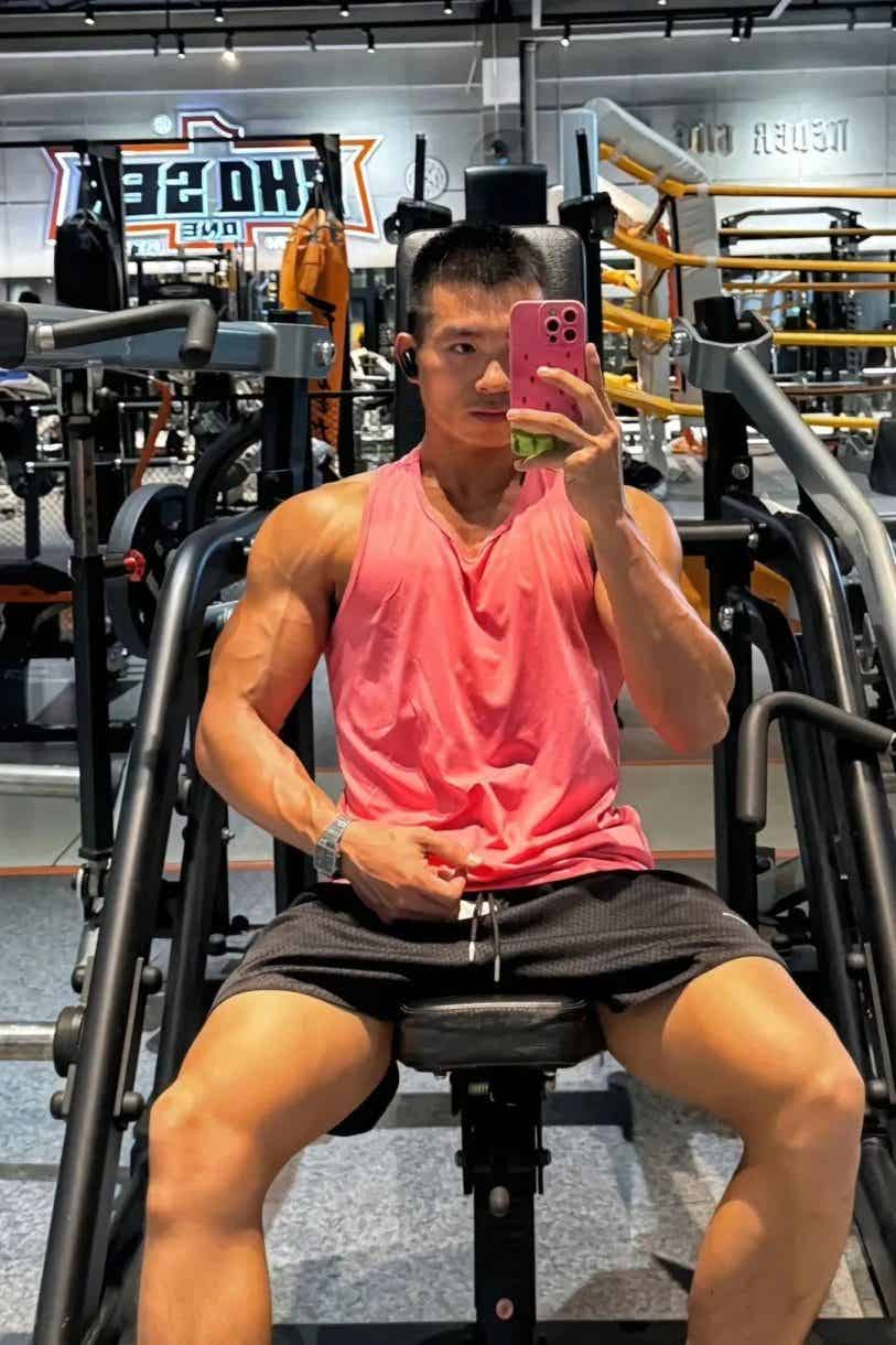 图片[11]-广东黑皮寸头肌肉退伍小哥，这腹肌太硬了-小蓝短视频