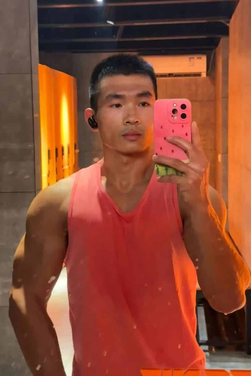 图片[12]-广东黑皮寸头肌肉退伍小哥，这腹肌太硬了-小蓝短视频