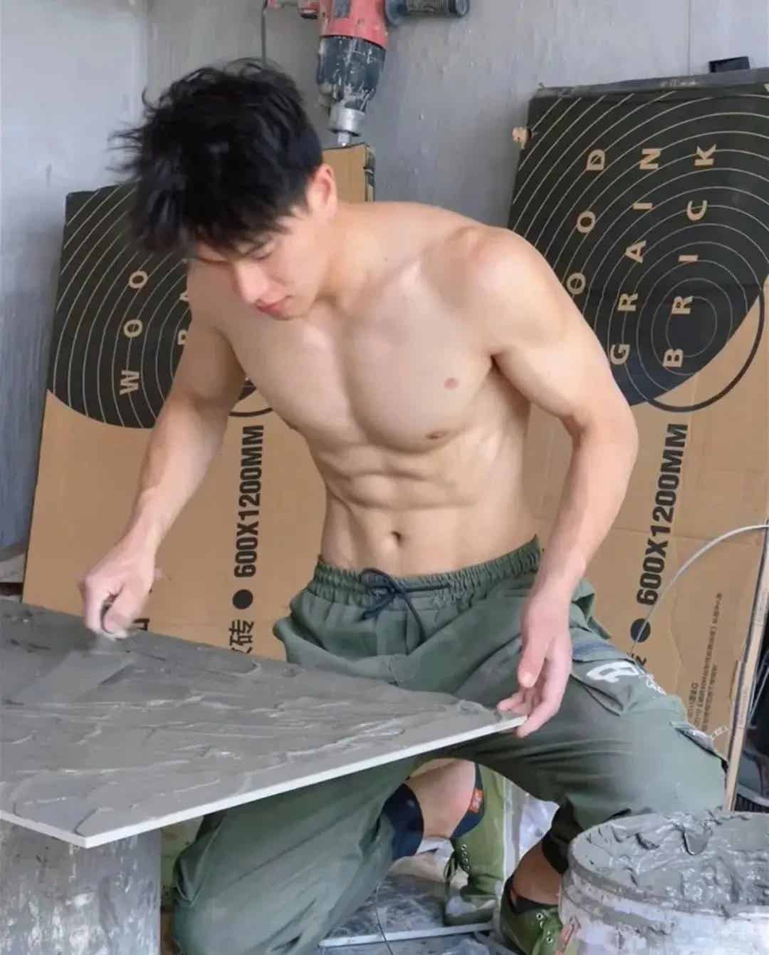 图片[2]-不穿衣服的维修工！网友辣评：让我来监工……-小蓝短视频