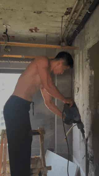 图片[13]-不穿衣服的维修工！网友辣评：让我来监工……-小蓝短视频