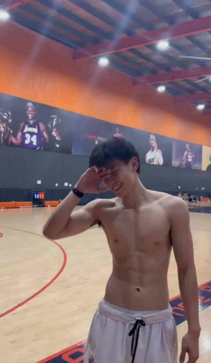 图片[4]-薄肌大一体育帅哥等被人带回家！-小蓝短视频