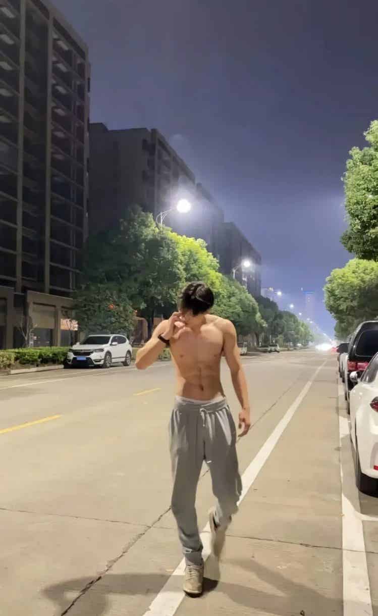 图片[12]-薄肌大一体育帅哥等被人带回家！-小蓝短视频