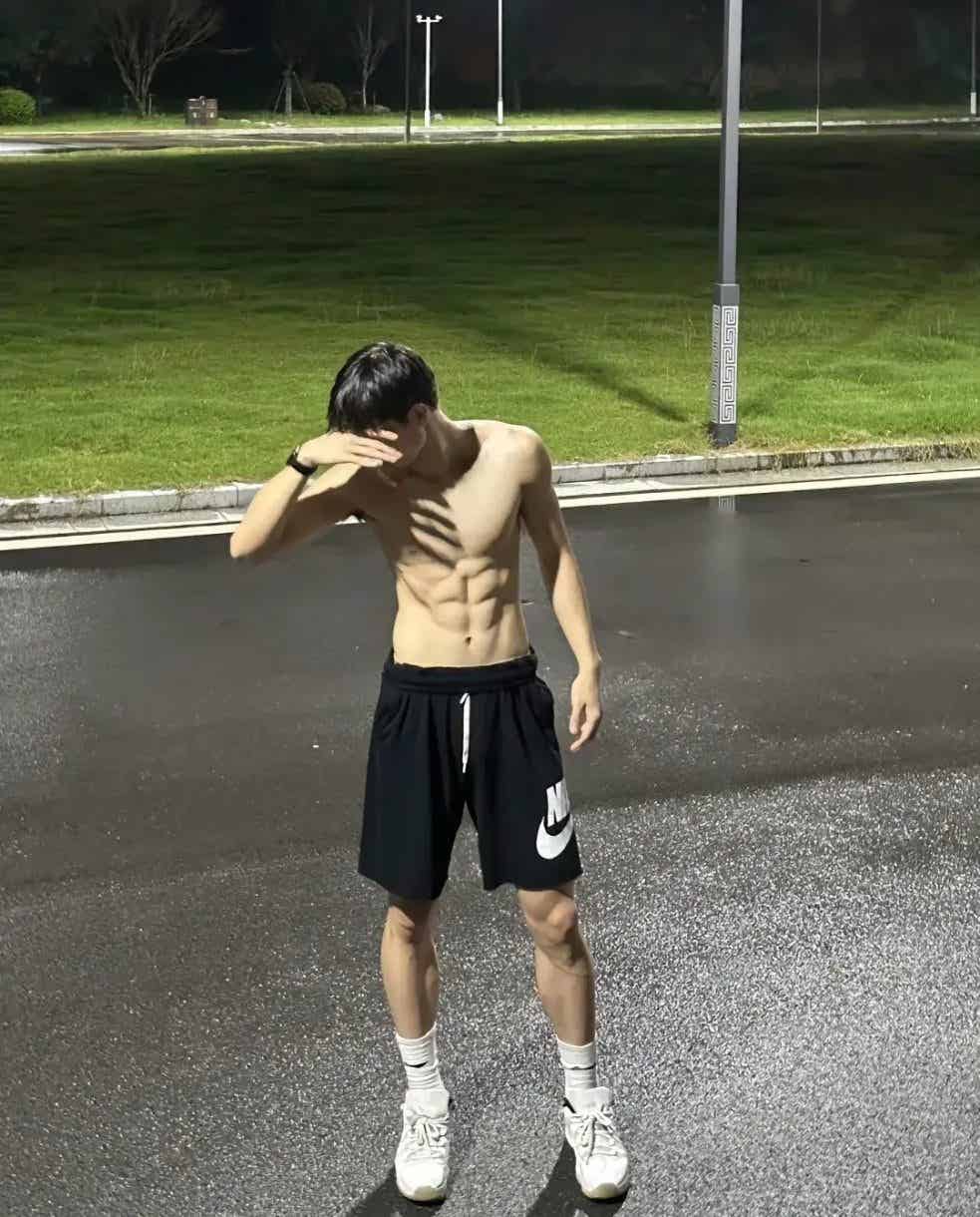 图片[23]-薄肌大一体育帅哥等被人带回家！-小蓝短视频