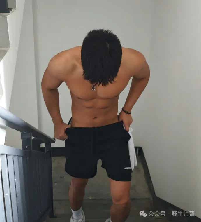 图片[3]-沙发上查擦汗的野生男太帅了，喜欢他！-小蓝短视频