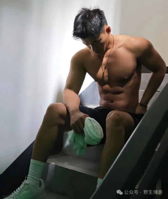 沙发上查擦汗的野生男太帅了，喜欢他！-小蓝短视频