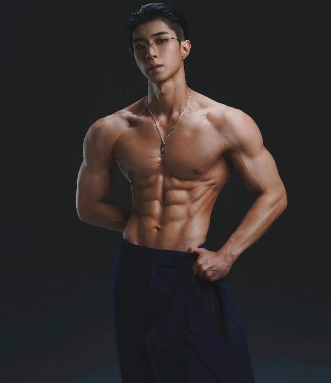 图片[3]-身材比人火的男团成员，眼镜一戴谁也不爱！-小蓝短视频