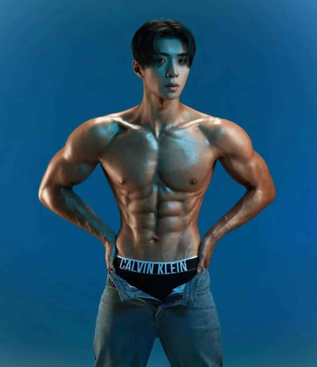 图片[5]-身材比人火的男团成员，眼镜一戴谁也不爱！-小蓝短视频