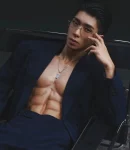 身材比人火的男团成员，眼镜一戴谁也不爱！