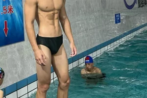 内裤男模在ins上脱成这样！网友直呼：他在国内不这样啊……