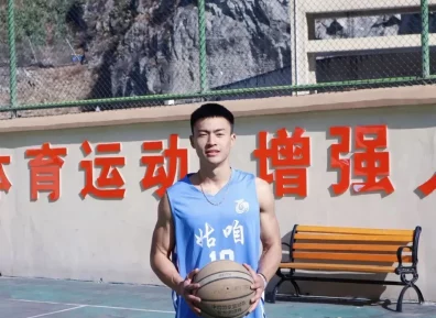 寸头黑皮体育生成腹肌男帅警！大长腿太有型啦！