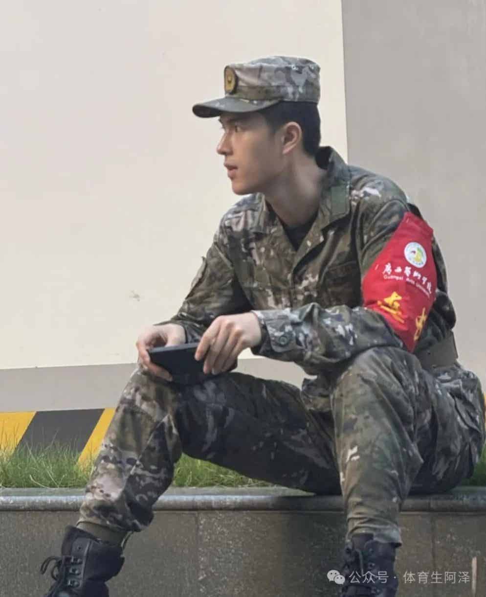 图片[2]-最帅教官已上线，185大长腿，学弟直呼好喜欢......-小蓝短视频