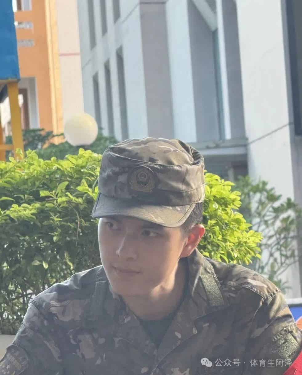 最帅教官已上线,185大长腿,学弟直呼好喜欢......-小蓝短视频