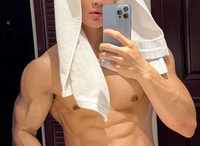 网红教练穿着内裤玩cosplay！网友辣评：不像是直男……