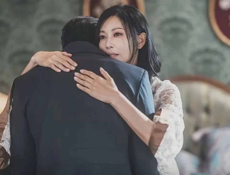 图片[3]-韩国十八线男配角，一身肌肉全靠修容笔？-小蓝短视频