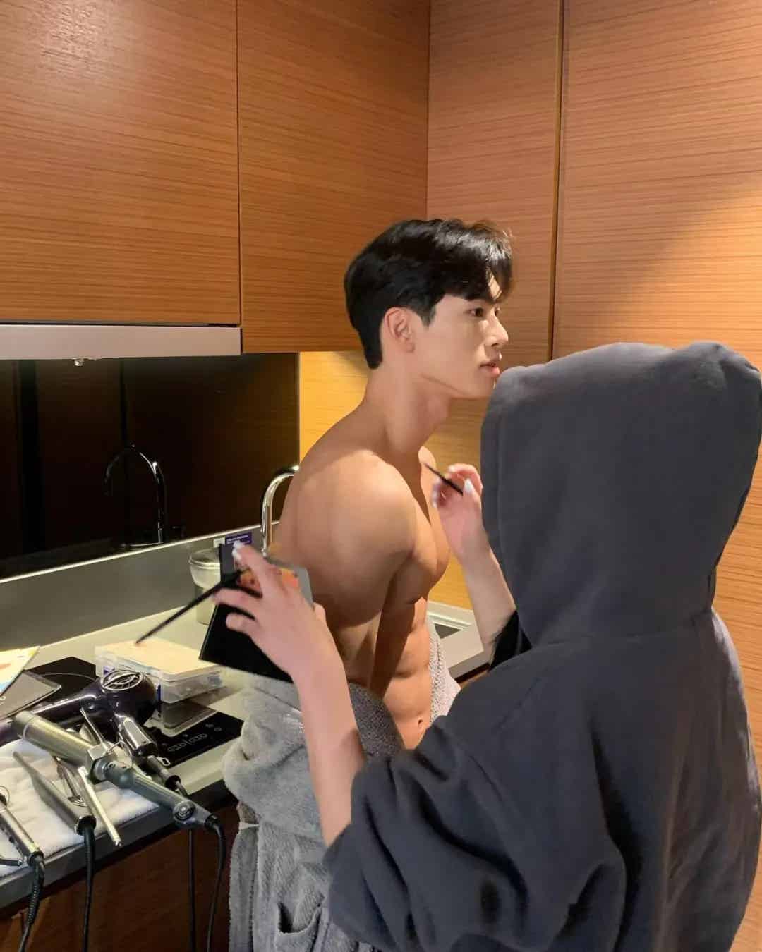 图片[5]-韩国十八线男配角，一身肌肉全靠修容笔？-小蓝短视频