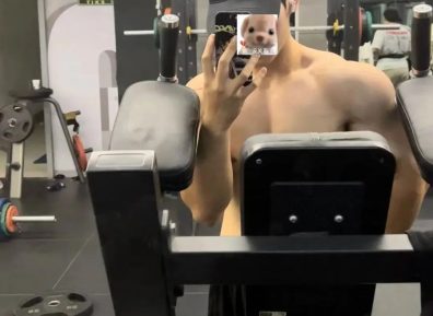 宽肩窄腰大狼狗，浴室拍照太诱人......