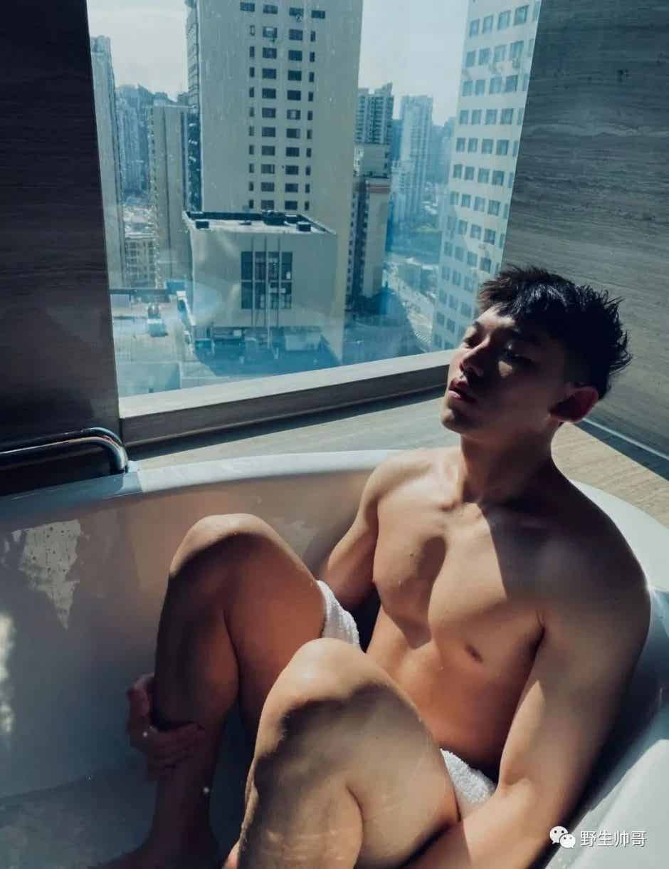 图片[1]-穿运动裤嗮太阳的小哥哥，真好看-小蓝短视频