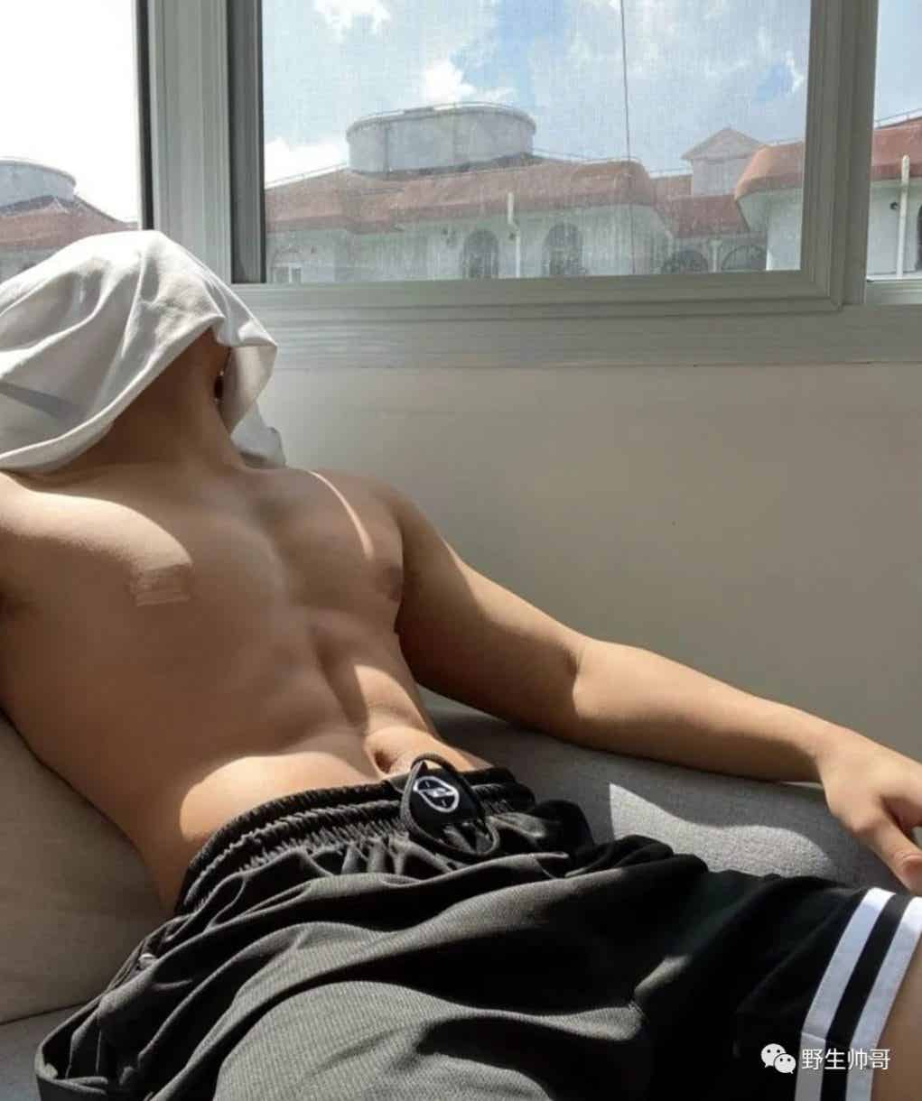 图片[2]-穿运动裤嗮太阳的小哥哥，真好看-小蓝短视频