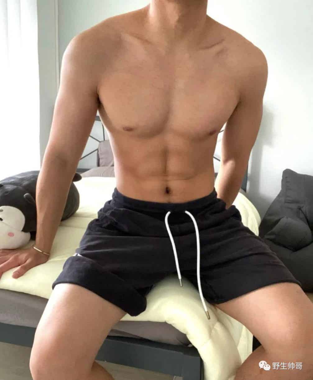 图片[3]-穿运动裤嗮太阳的小哥哥，真好看-小蓝短视频