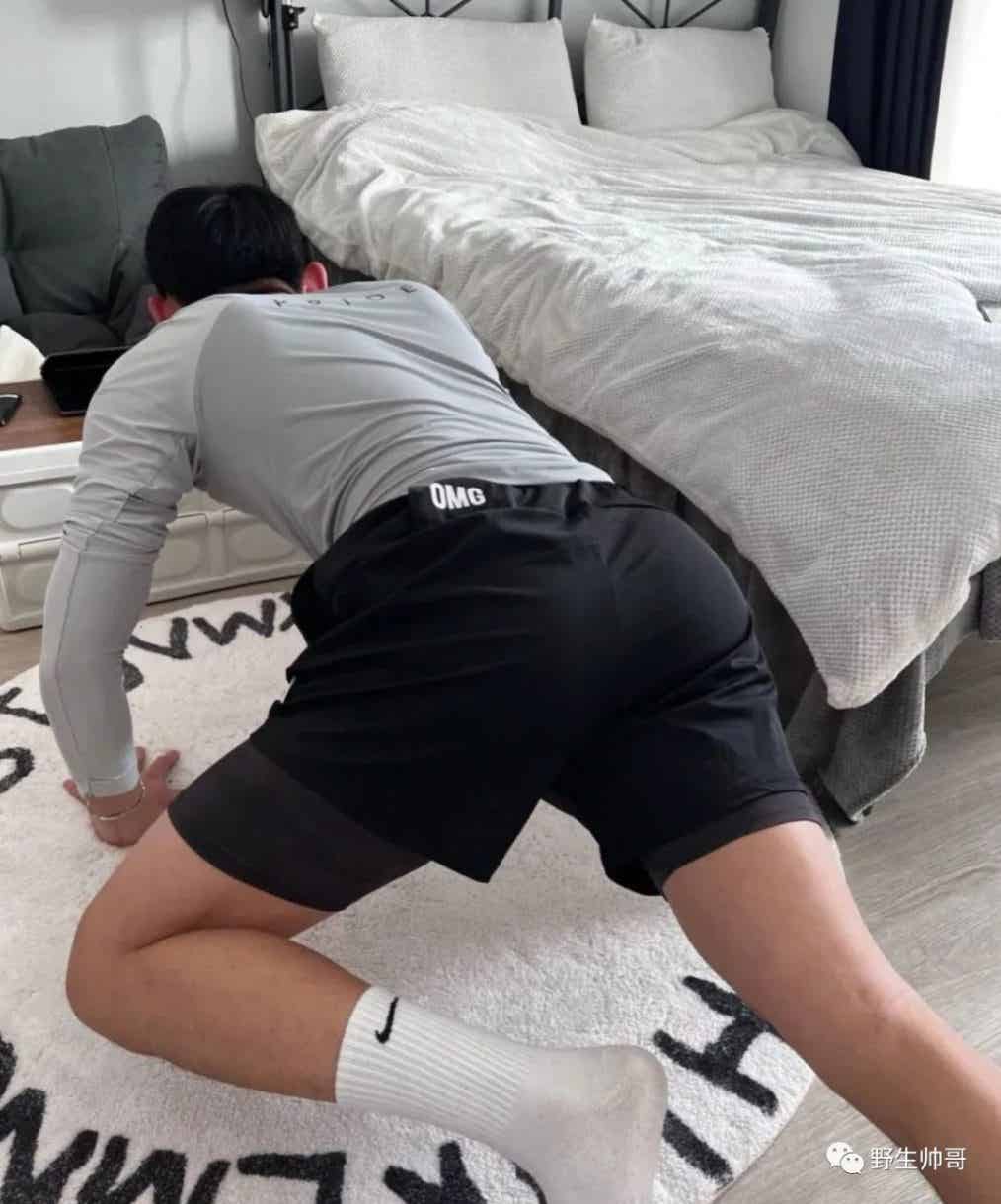 图片[4]-穿运动裤嗮太阳的小哥哥，真好看-小蓝短视频