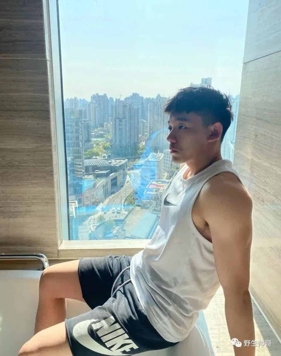 图片[5]-穿运动裤嗮太阳的小哥哥，真好看-小蓝短视频