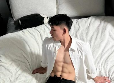 穿运动裤嗮太阳的小哥哥,真好看