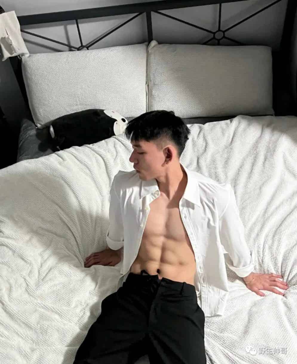 穿运动裤嗮太阳的小哥哥，真好看-小蓝短视频