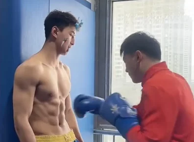 山西190CM体育生撩衣腹肌被摸,都爱长腿灰裤子!