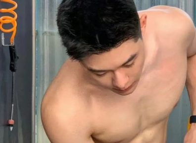 不穿衣服洗车的腹肌男,长的太帅啦!