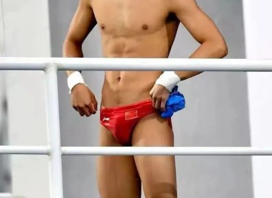 陈艾森被摸胸肌?大汗淋漓的样子太MAN真好看!