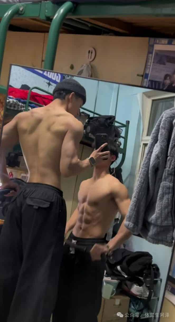 图片[1]-体育生室友互吃？谁是1真的分不清.....-小蓝短视频